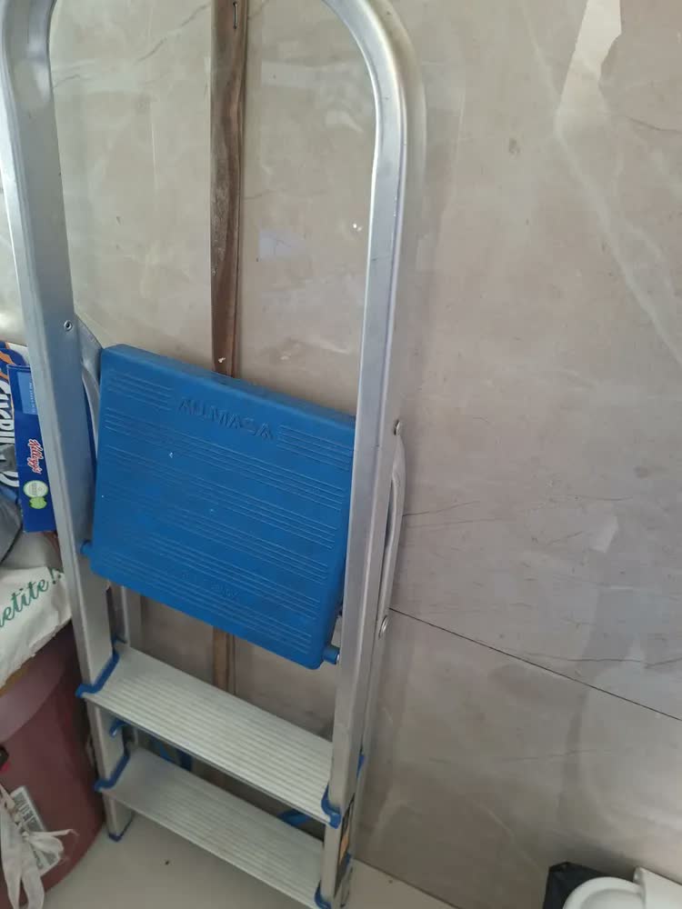 foto de Escada Residencial Alumínio 3 Degraus Dobrável Alumasa