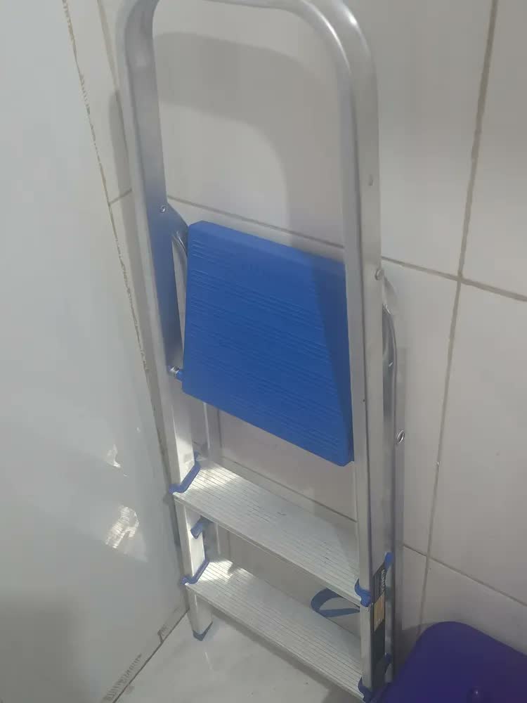 foto de Escada Residencial Alumínio 3 Degraus Dobrável Alumasa