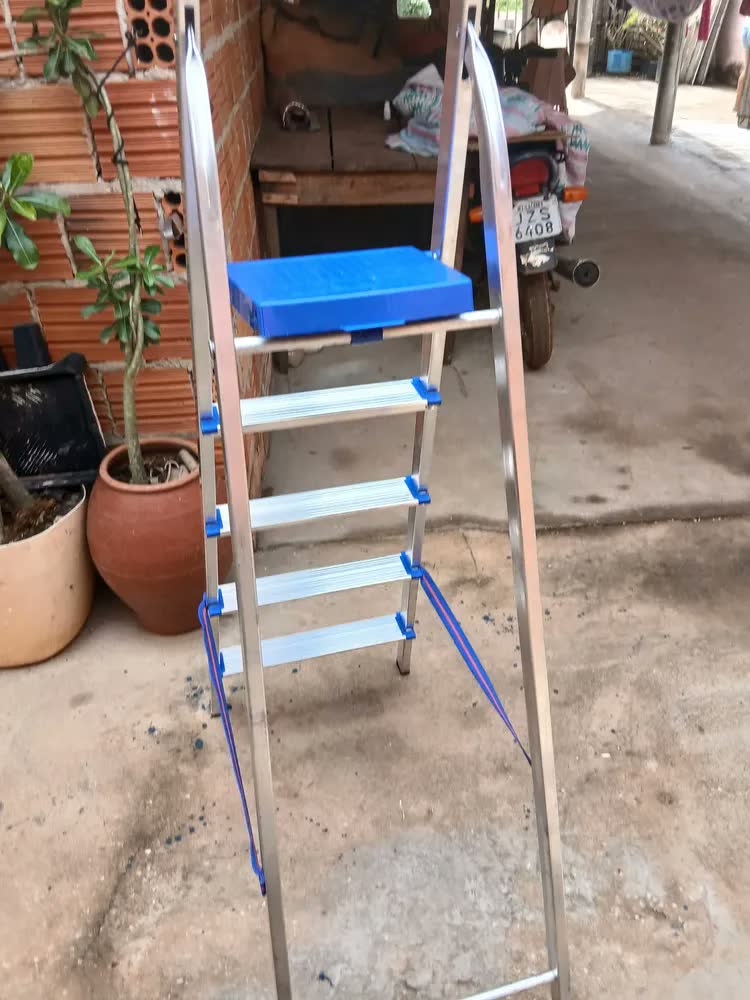 foto de Escada Alumínio Real 5 Degraus Dobrável Doméstica Tesoura Prateada 120kg