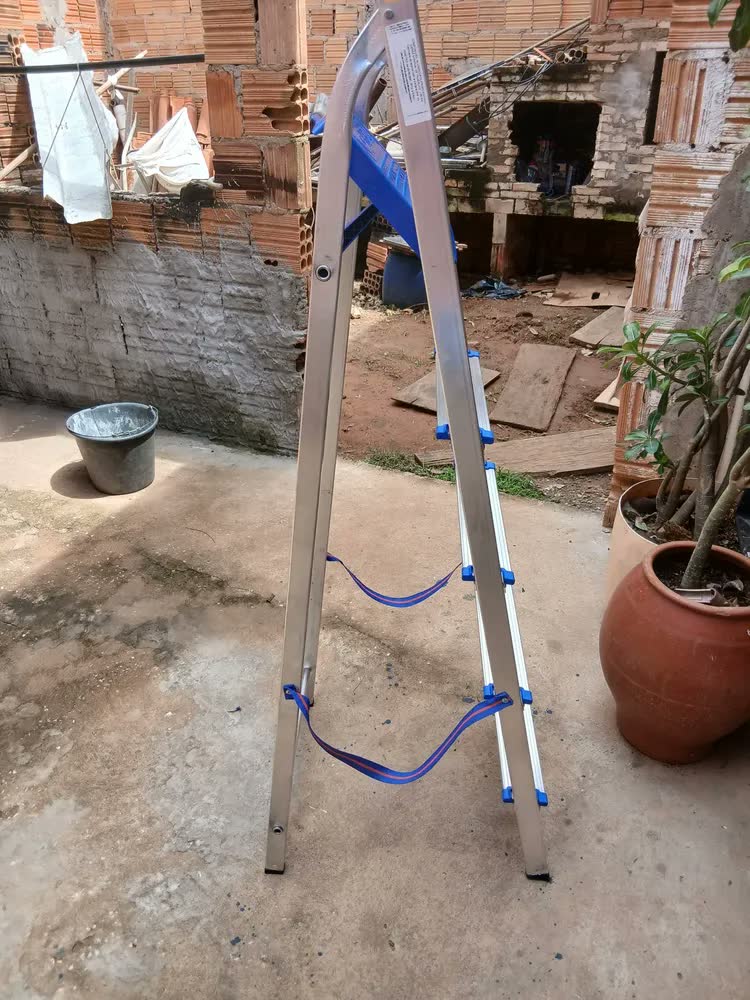 foto de Escada Alumínio Real 5 Degraus Dobrável Doméstica Tesoura Prateada 120kg