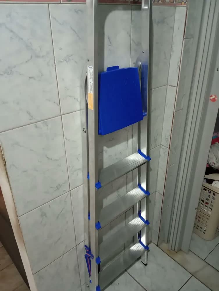foto de Escada Alumínio Real 5 Degraus Dobrável Doméstica Tesoura Prateada 120kg