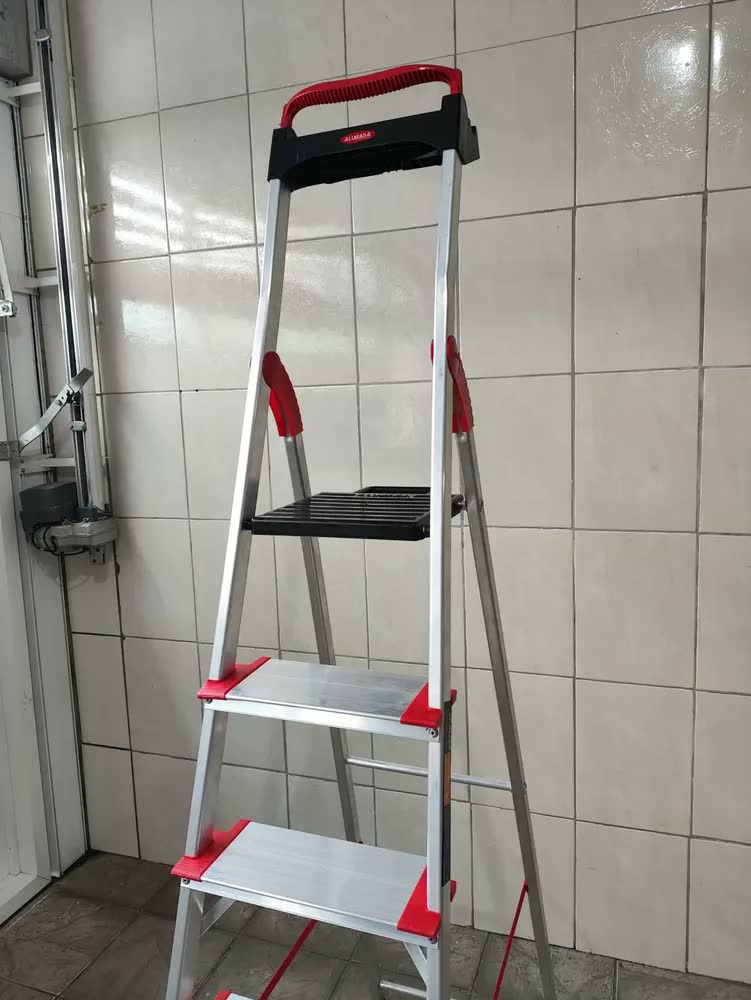 foto de Escada de alumínio Alumasa modelo comfort 6 degraus forte