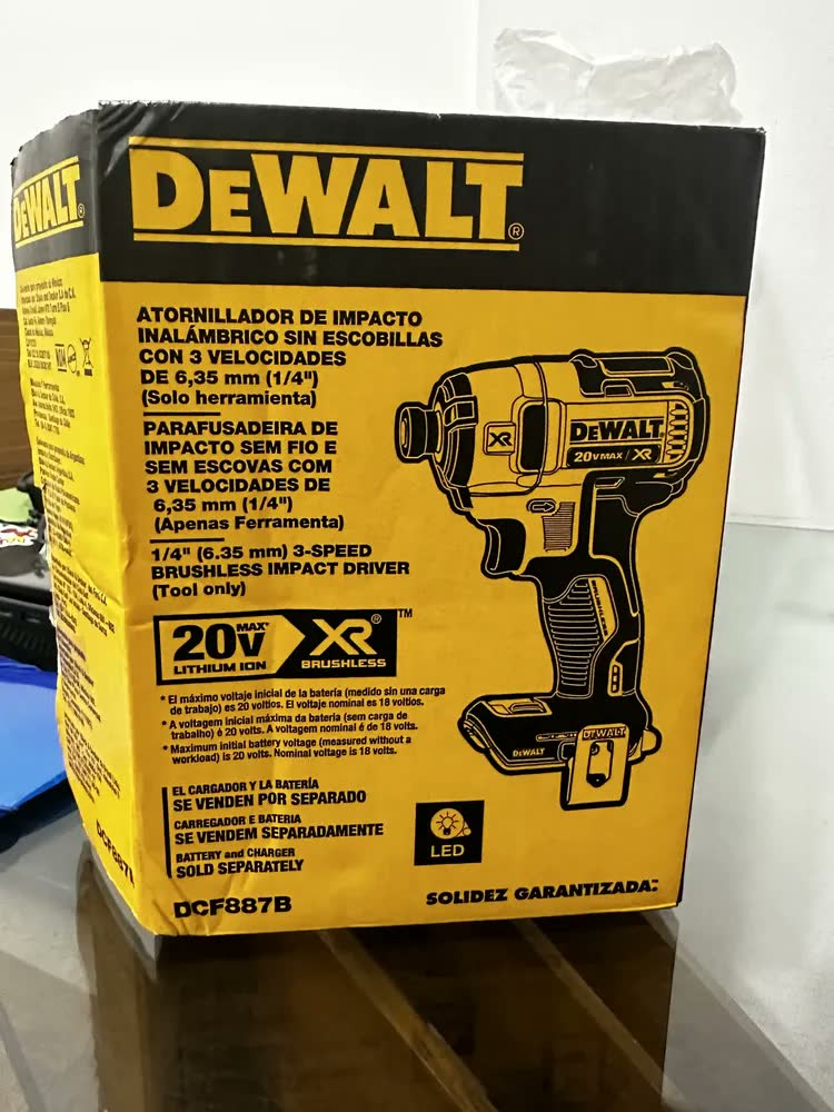 foto de Driver de impacto sem fio amarelo Dewalt Dcf887