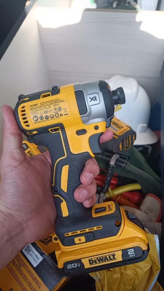 foto de Driver de impacto sem fio amarelo Dewalt Dcf887