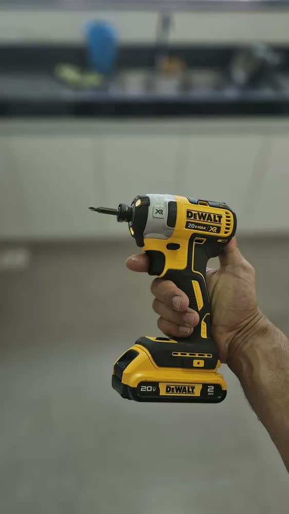 foto de Driver de impacto sem fio amarelo Dewalt Dcf887