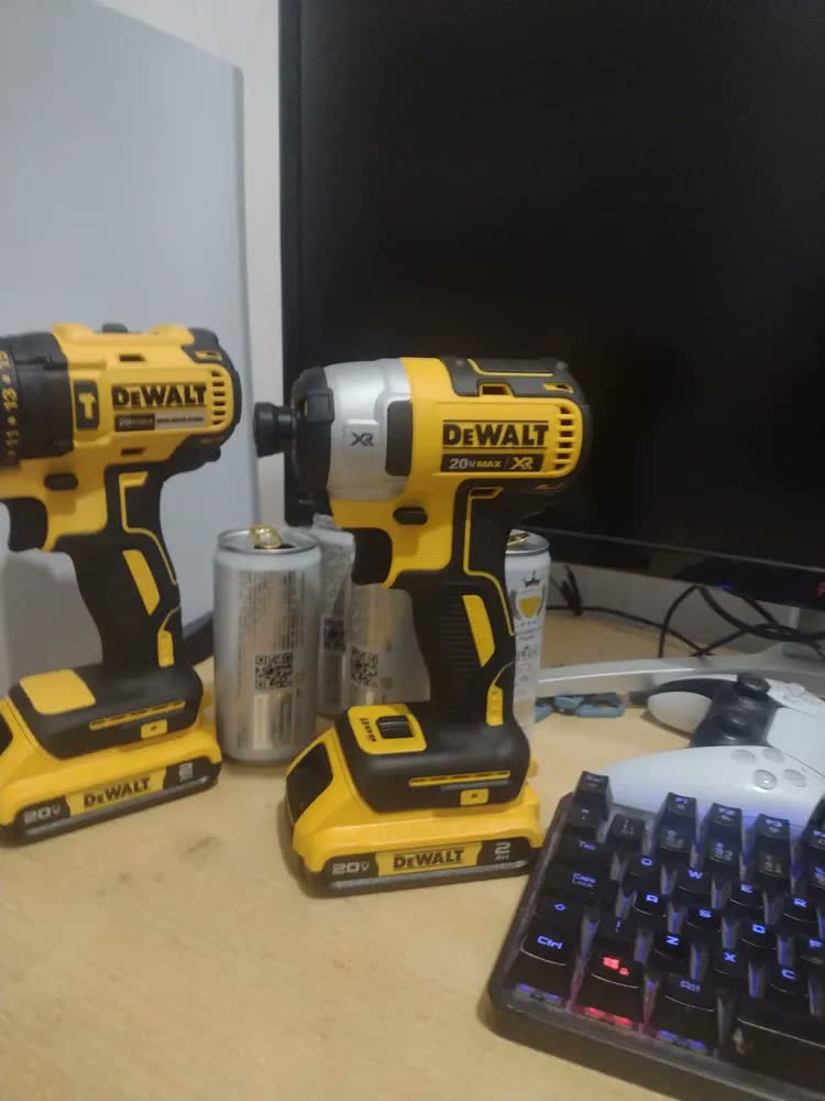 foto de Driver de impacto sem fio amarelo Dewalt Dcf887