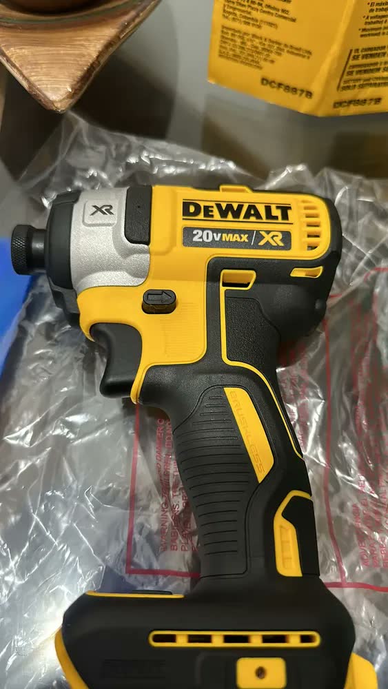 foto de Driver de impacto sem fio amarelo Dewalt Dcf887