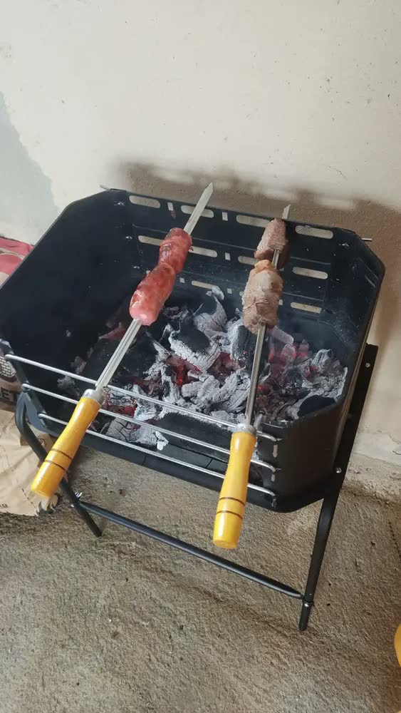 foto de Churrasqueira Móvel Pro Tork De Aço Grill + Grelha + Espetos Cor Preto