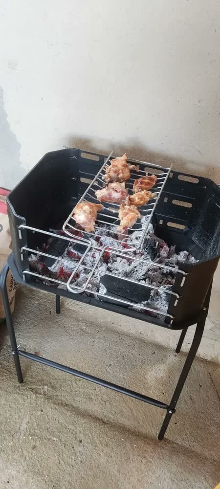 foto de Churrasqueira Móvel Pro Tork De Aço Grill + Grelha + Espetos Cor Preto
