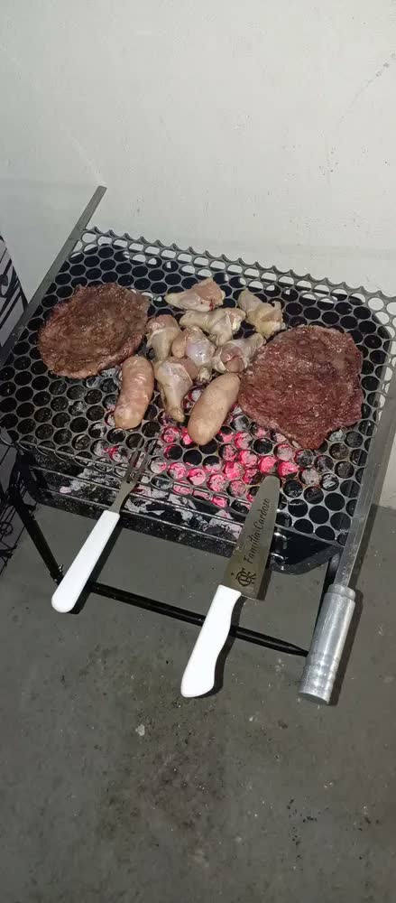 foto de Churrasqueira Móvel Pro Tork De Aço Grill + Grelha + Espetos Cor Preto