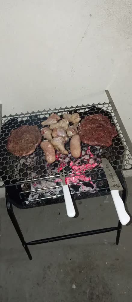 foto de Churrasqueira Móvel Pro Tork De Aço Grill + Grelha + Espetos Cor Preto