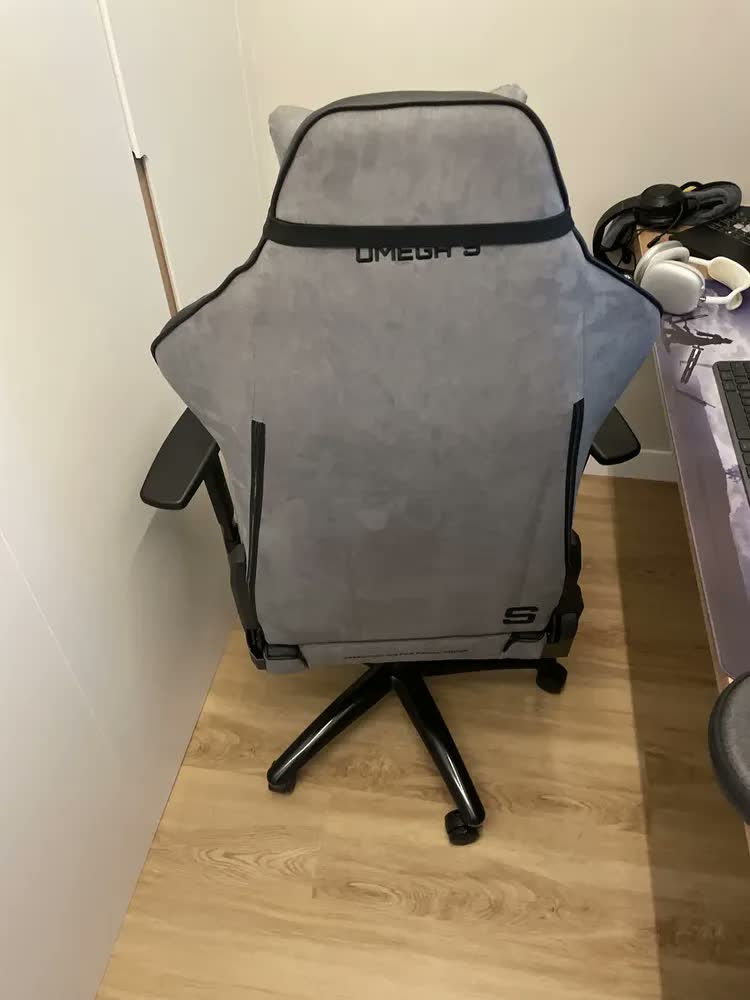 foto de Cadeira Gamer Pichau Omega S Espuma Moldada Braco 3D Preta e Cinza PG-OMGS-BG01