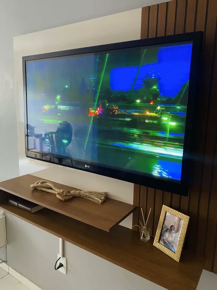 foto de Painel para TV até 50 Polegadas Ripado Suspenso Nando DJ Móveis Freijó Cinza Urbano 136cm com Nicho 2 Prateleiras Passa Cabos MDF MDP Sala de Estar Design Moderno Compacto Minimalista