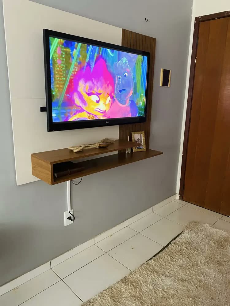foto de Painel para TV até 50 Polegadas Ripado Suspenso Nando DJ Móveis Freijó Cinza Urbano 136cm com Nicho 2 Prateleiras Passa Cabos MDF MDP Sala de Estar Design Moderno Compacto Minimalista
