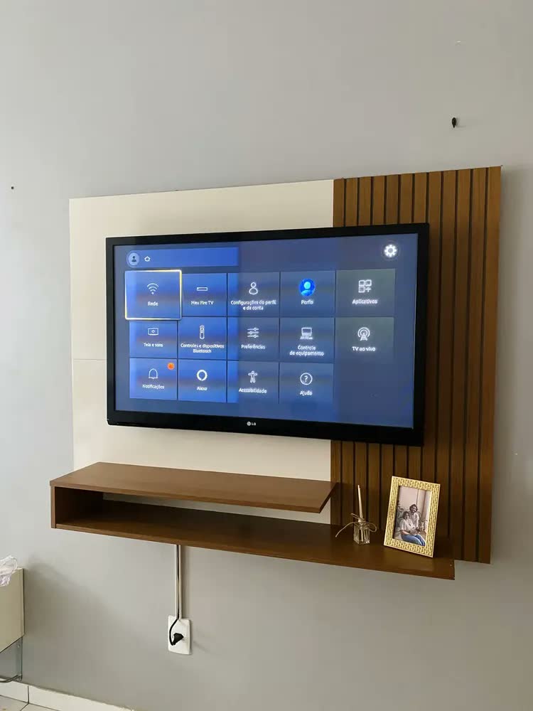 foto de Painel para TV até 50 Polegadas Ripado Suspenso Nando DJ Móveis Freijó Cinza Urbano 136cm com Nicho 2 Prateleiras Passa Cabos MDF MDP Sala de Estar Design Moderno Compacto Minimalista
