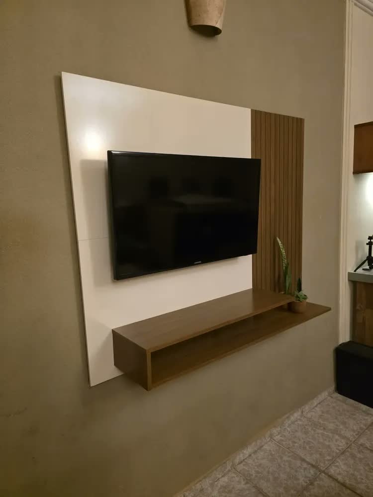 foto de Painel para TV até 50 Polegadas Ripado Suspenso Nando DJ Móveis Freijó Cinza Urbano 136cm com Nicho 2 Prateleiras Passa Cabos MDF MDP Sala de Estar Design Moderno Compacto Minimalista