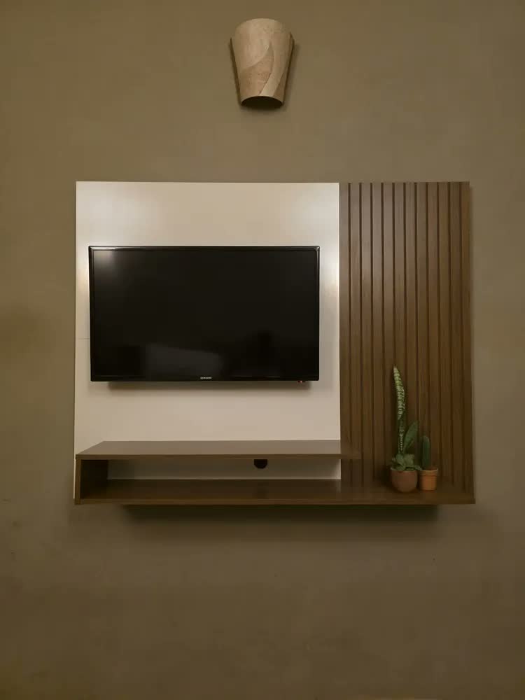 foto de Painel para TV até 50 Polegadas Ripado Suspenso Nando DJ Móveis Freijó Cinza Urbano 136cm com Nicho 2 Prateleiras Passa Cabos MDF MDP Sala de Estar Design Moderno Compacto Minimalista