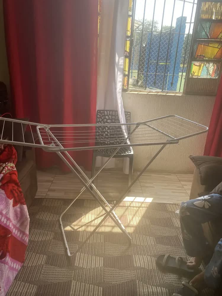 foto de Varal de Chão Retrátil Maxeb 6604 Branco em Aço Dobrável com Asas