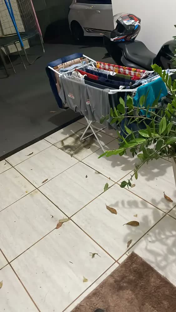 foto de Varal de Chão Retrátil Maxeb 6604 Branco em Aço Dobrável com Asas