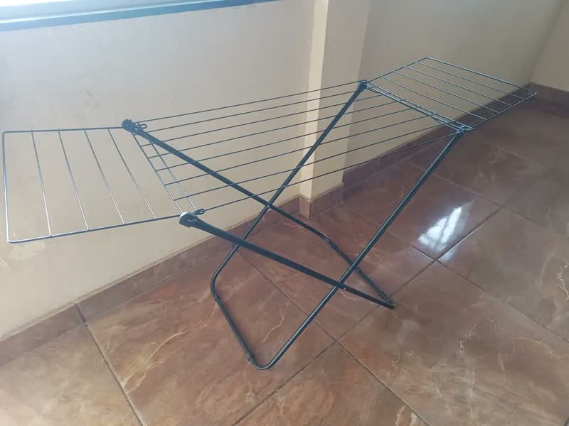foto de Varal De Chão Com Abas Secalux De piso Dobravel Aço Pratico E Econômico 11kg Cor Preto