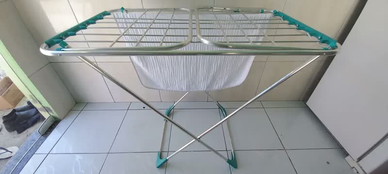 foto de Varal roupas de chão com abas portatil grande nao enferruja cor Prata aluminio Gibafer