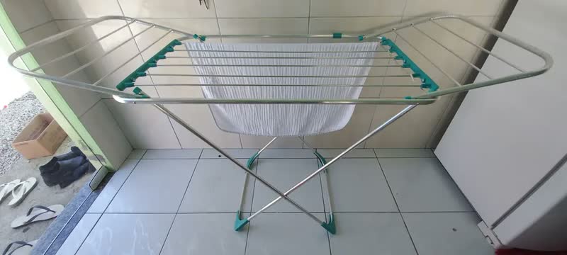 foto de Varal roupas de chão com abas portatil grande nao enferruja cor Prata aluminio Gibafer