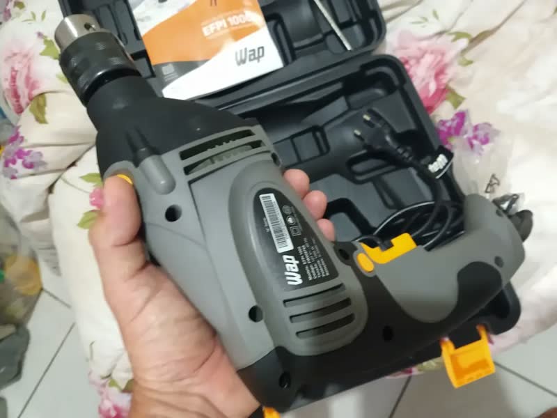 foto de Furadeira E Parafusadeira De Impacto E Maleta Wap EFPI1000 Cor Cinza