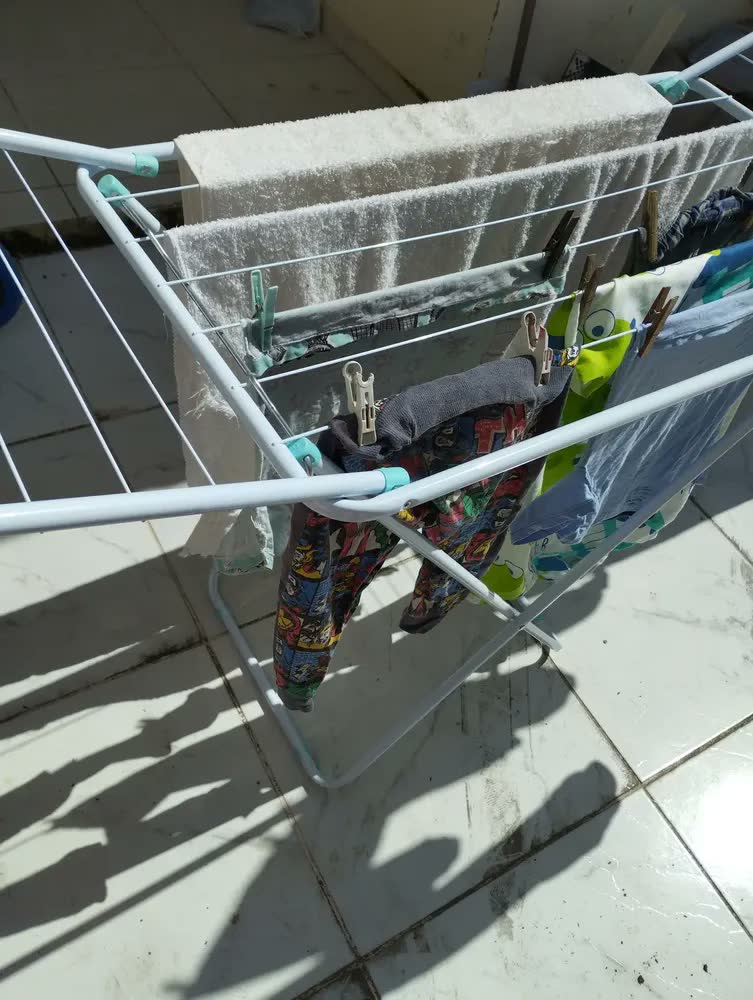 foto de Rack de roupas de aço dobrável macio com asas Mor