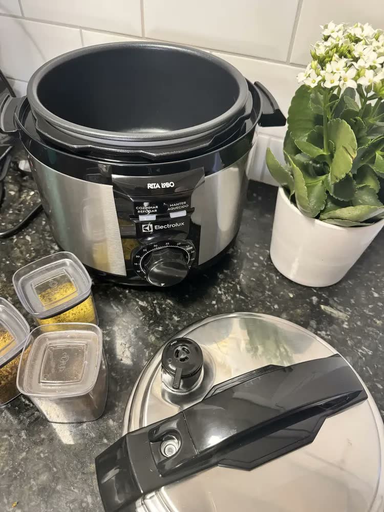 foto de Panela de Pressão Elétrica Electrolux por Rita Lobo 3L Preta Efficient c/ Timer (PCE15)