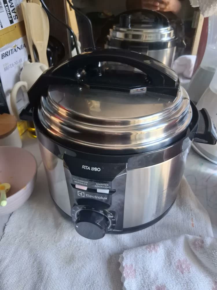 foto de Panela de Pressão Elétrica Electrolux por Rita Lobo 3L Preta Efficient c/ Timer (PCE15)