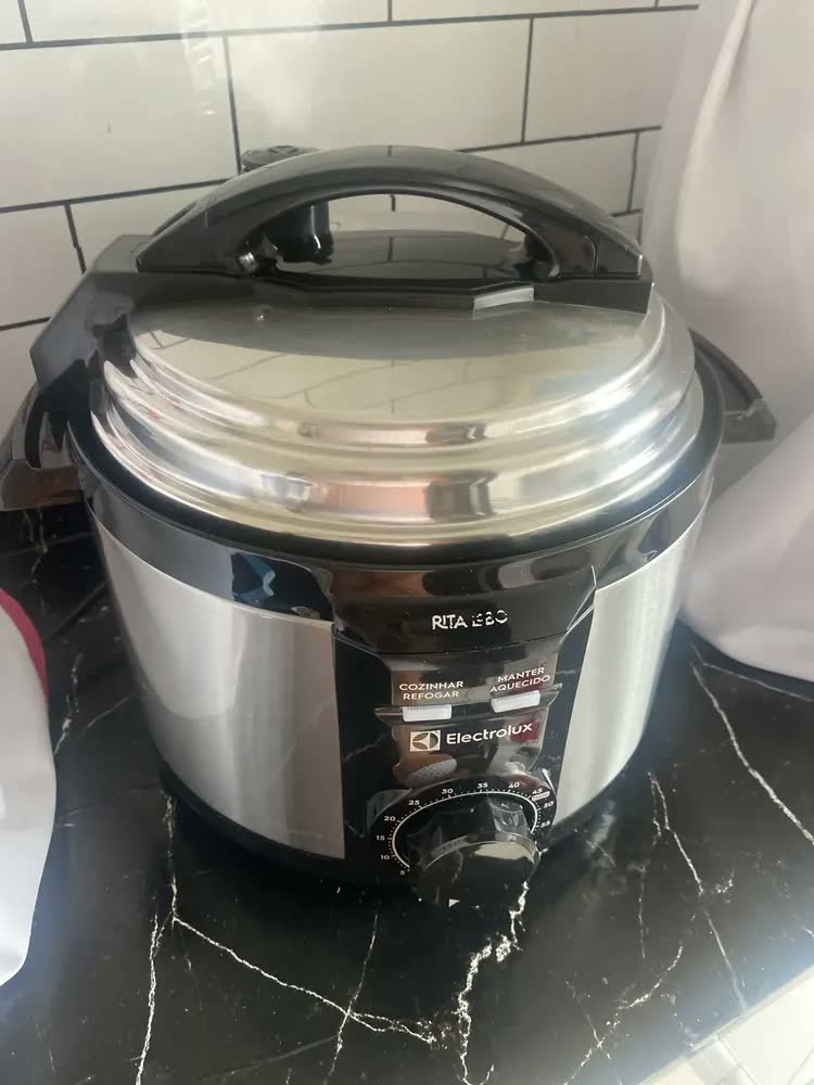 foto de Panela de Pressão Elétrica Electrolux por Rita Lobo 3L Preta Efficient c/ Timer (PCE15)