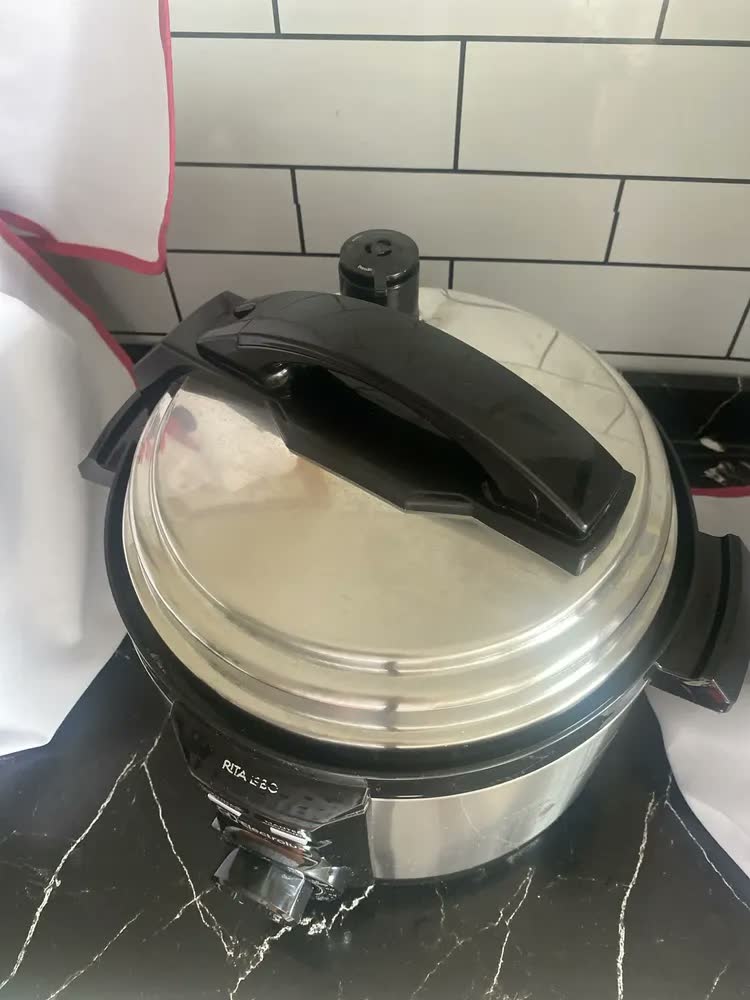 foto de Panela de Pressão Elétrica Electrolux por Rita Lobo 3L Preta Efficient c/ Timer (PCE15)