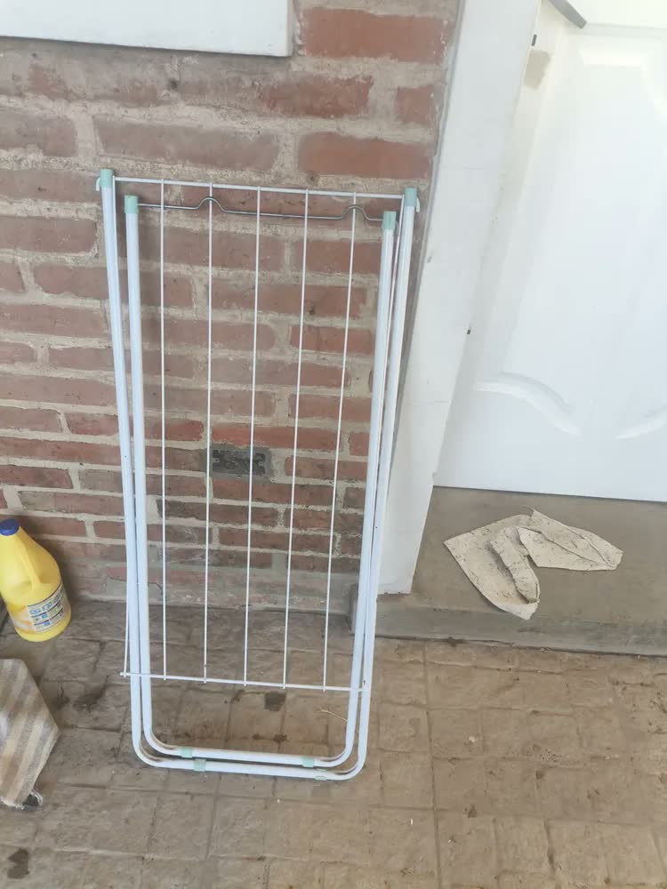 foto de Varal De Chão Mor Maxi Estrutura Em Tubo E Arames De Aço Branco