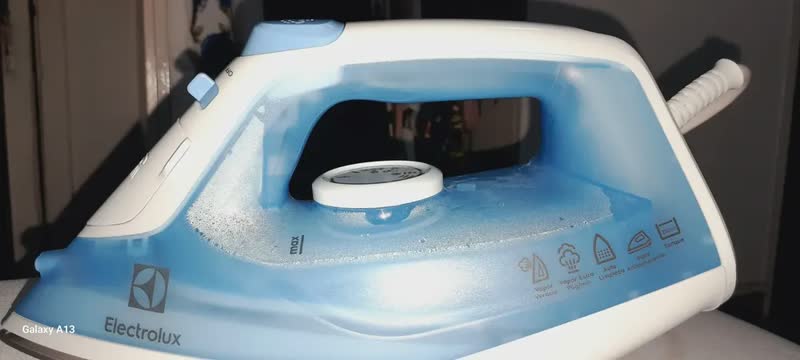 foto de Ferro de Passar Roupa a Vapor e a Seco Electrolux Easyline com Base Antiaderente SIE60