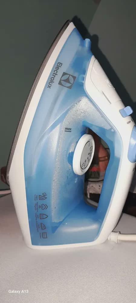 foto de Ferro de Passar Roupa a Vapor e a Seco Electrolux Easyline com Base Antiaderente SIE60