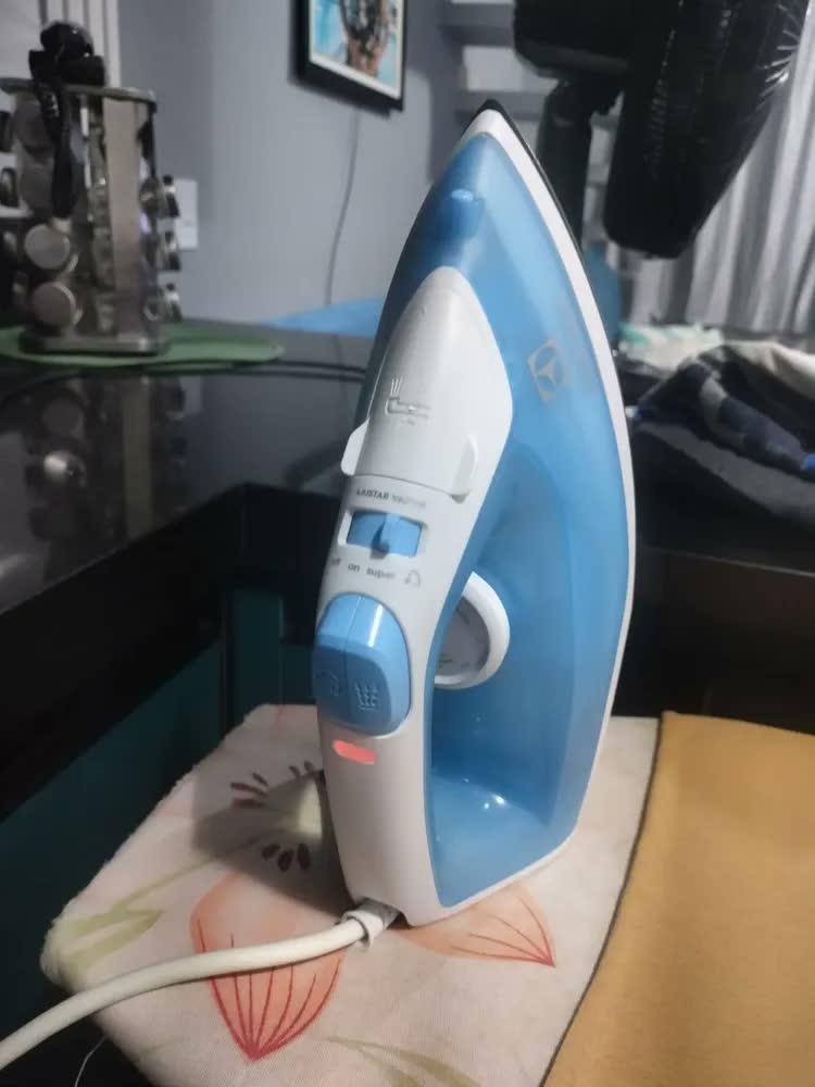 foto de Ferro de Passar Roupa a Vapor e a Seco Electrolux Easyline com Base Antiaderente SIE60