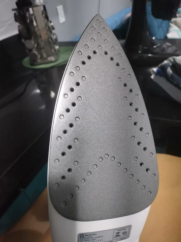 foto de Ferro de Passar Roupa a Vapor e a Seco Electrolux Easyline com Base Antiaderente SIE60