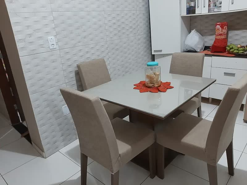 foto de Sala De Jantar Estofada Madesa Evelin Mesa Tampo Vidro Com 4 Cadeiras Cor Rustic/Crema/Imperial MDJA0401037GSIM