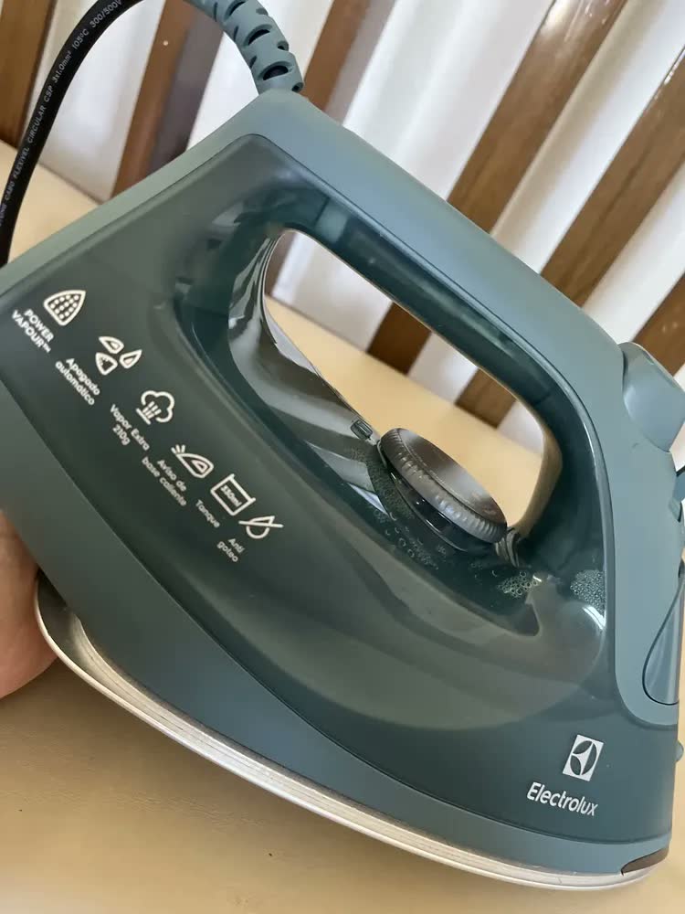 foto de Ferro de Passar Roupa a Vapor e a Seco Electrolux Experience Care com Triplo Desligamento Automático ESI80
