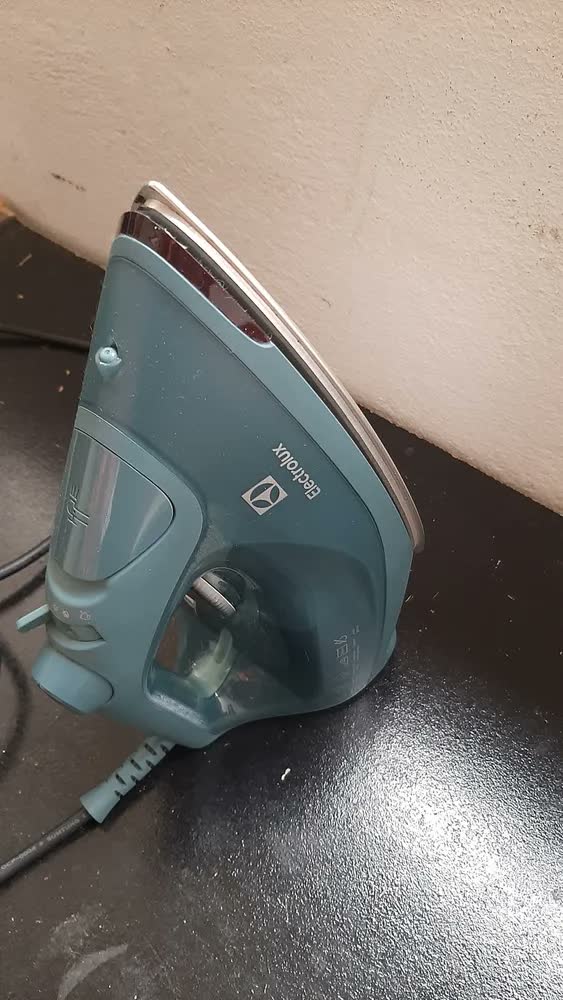 foto de Ferro de Passar Roupa a Vapor e a Seco Electrolux Experience Care com Triplo Desligamento Automático ESI80
