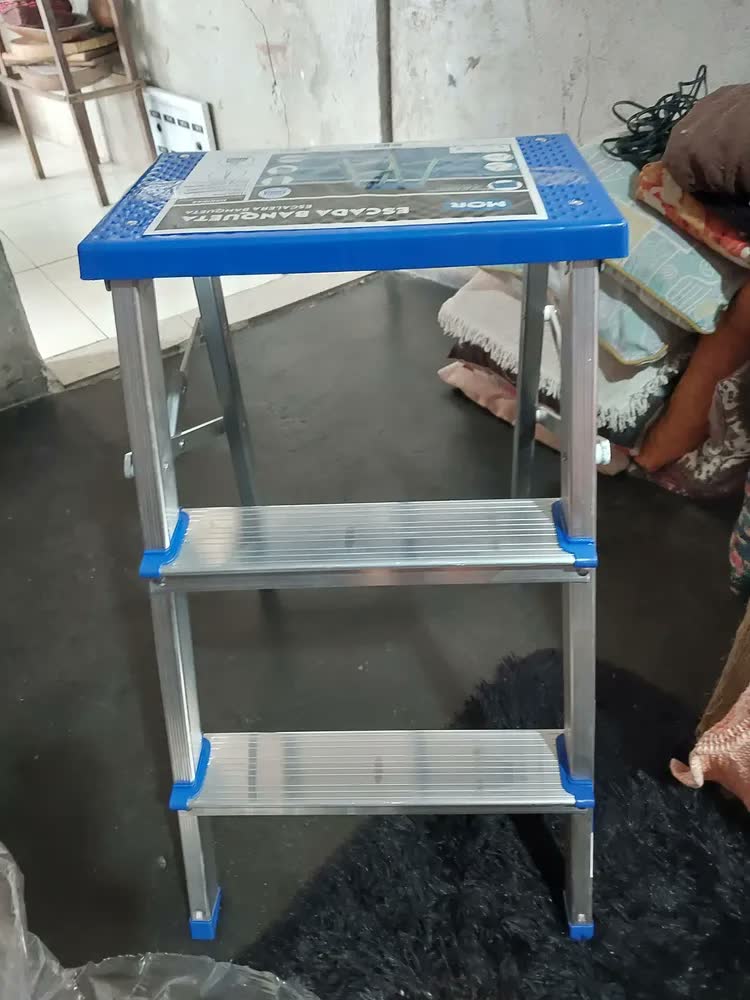 foto de Escada Banqueta Pequena Anti Derrapante Alumínio Resistente 2 Degraus