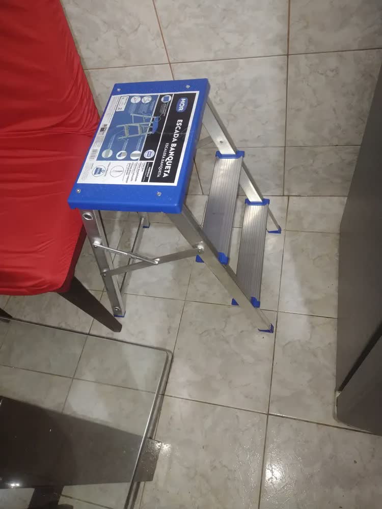 foto de Escada Banqueta Pequena Anti Derrapante Alumínio Resistente 2 Degraus