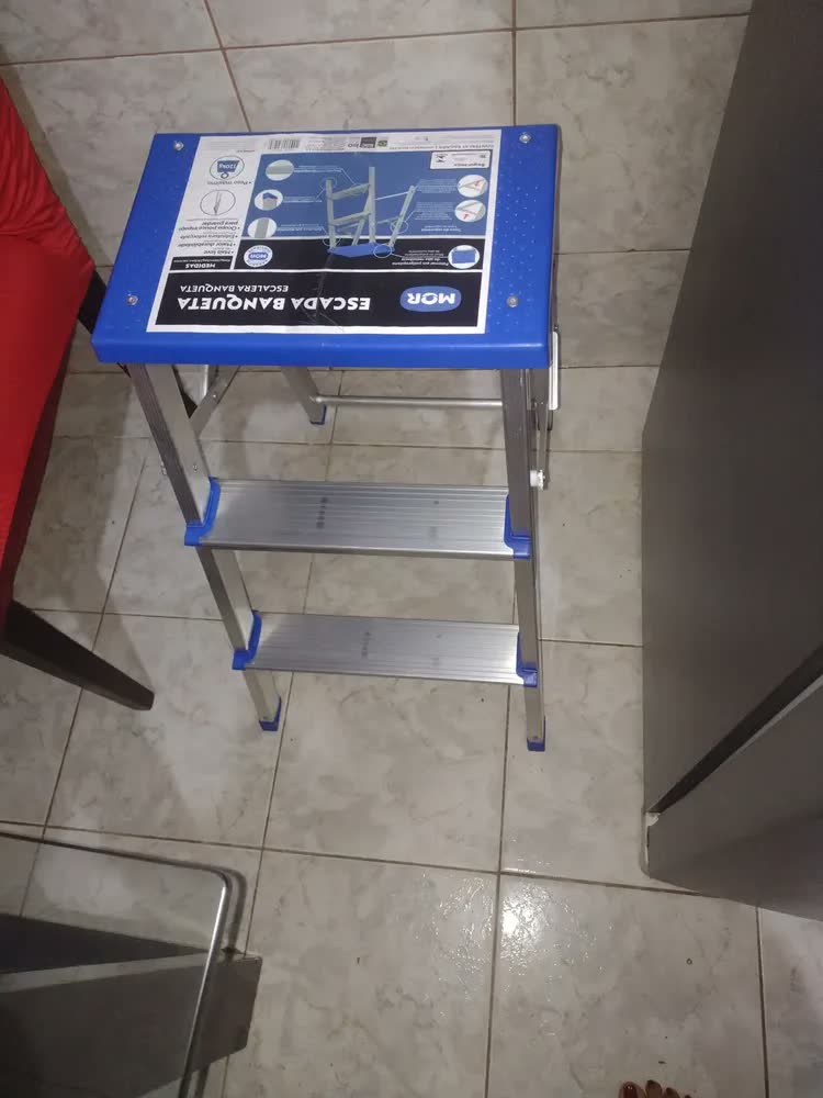 foto de Escada Banqueta Pequena Anti Derrapante Alumínio Resistente 2 Degraus