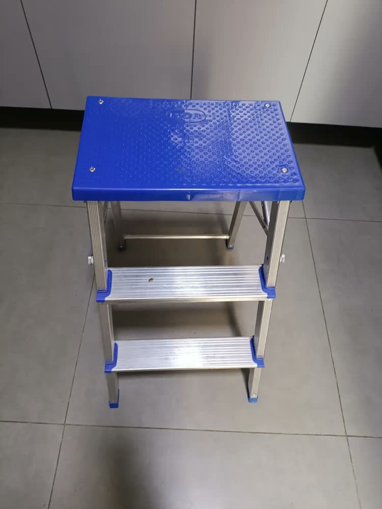 foto de Escada Banqueta Pequena Anti Derrapante Alumínio Resistente 2 Degraus