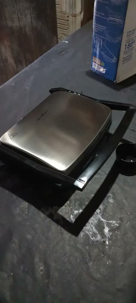 foto de Grill Press 180 Antiaderente Britânia 110v Preto