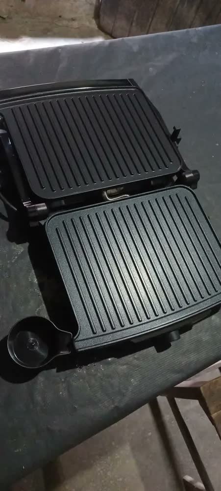 foto de Grill Press 180 Antiaderente Britânia 110v Preto