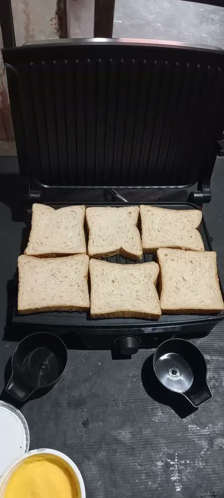 foto de Grill Press 180 Antiaderente Britânia 110v Preto