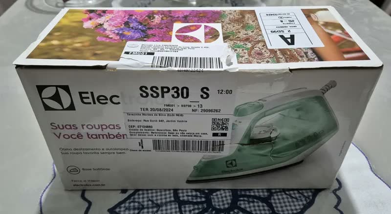 foto de Ferro de Passar Vapor e Seco Electrolux Base Cerâmica Antiaderente Vapor Vertical Extra 1200W Cabo 1.65m Verde SIE70