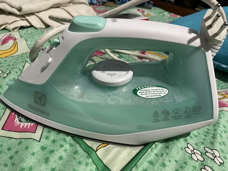 foto de Ferro de Passar Vapor e Seco Electrolux Base Cerâmica Antiaderente Vapor Vertical Extra 1200W Cabo 1.65m Verde SIE70