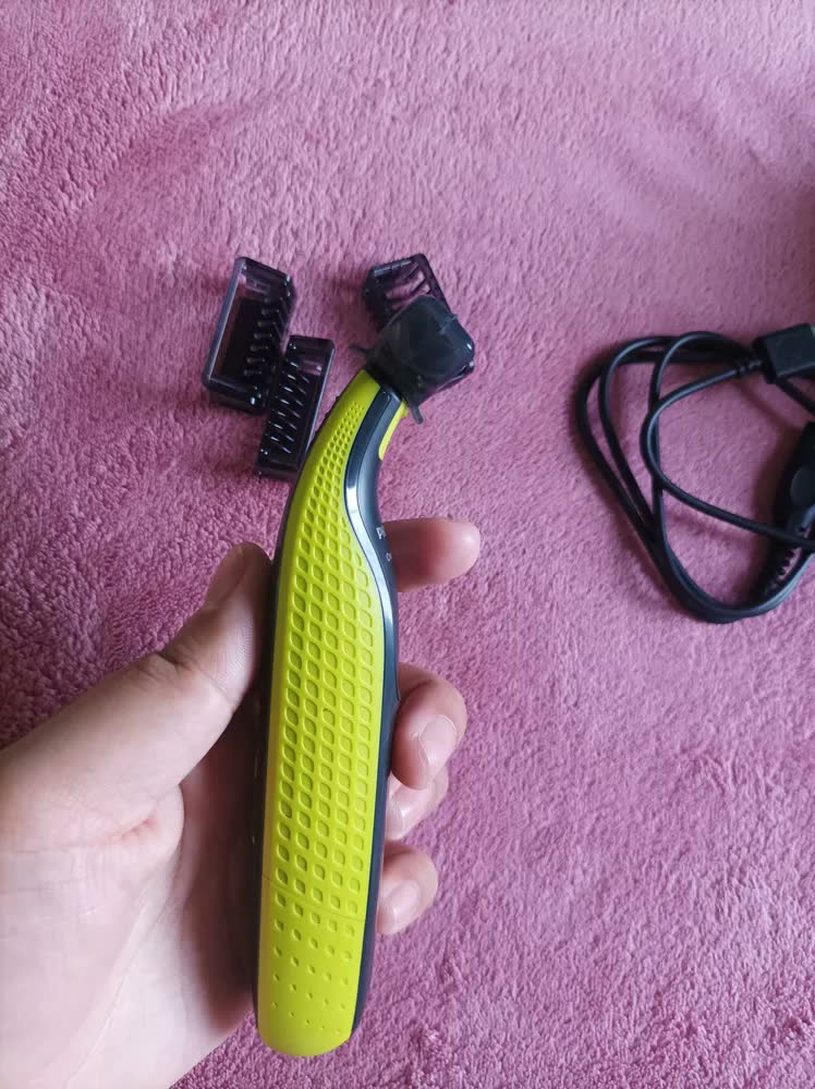foto de Barbeador e Aparador Elétrico Philips OneBlade Para Todos os Tipos de Pele e Barba e À Prova D'Água - QP2724/10